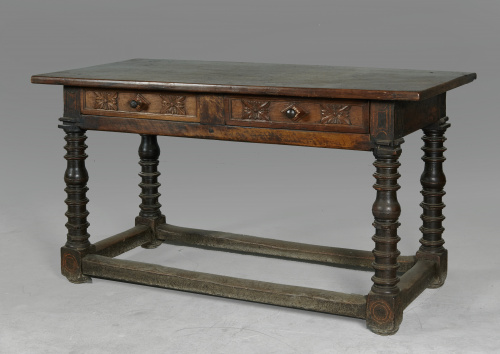 Mesa española en nogal.Castilla, h. 1600.