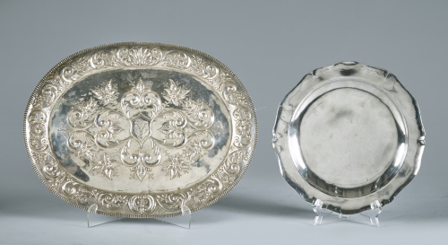 Plato ingletado en plata mexicana batida, grabada y punzona