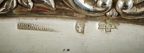 Bandeja en plata española, repujada, cincelada, grabada y p