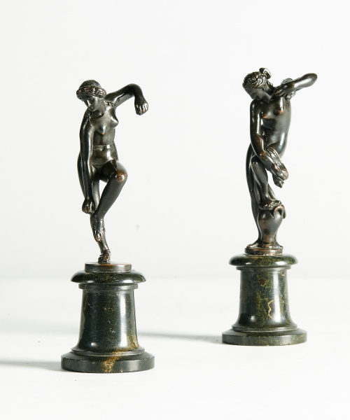 “Mujer bañándose, con un jarrón (Venerina)” y “ Venus desat