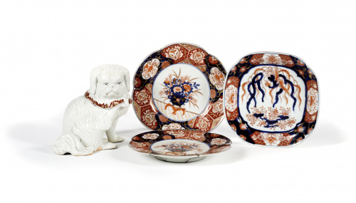 Pequinés de porcelana esmaltada.Japón, S. XIX.