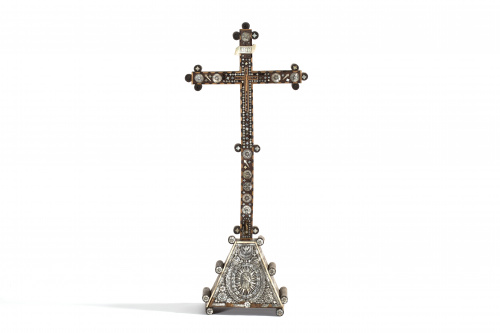 Cruz relicario Franciscana, en olivo, cedro y  nácar incrus
