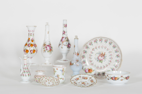 Plato con borde polilobulado en opalina esmaltada.Beykoz, 