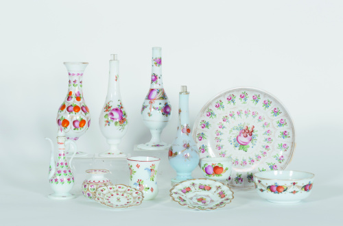 Plato en opalina esmaltada.Beykoz, Turquía Otomana, S. XIX.