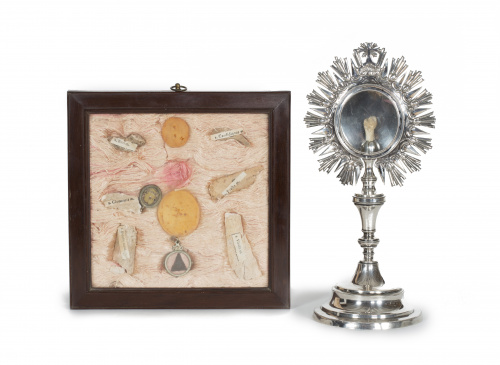 Cuadro con reliquias y medallones.Trabajo español o italia