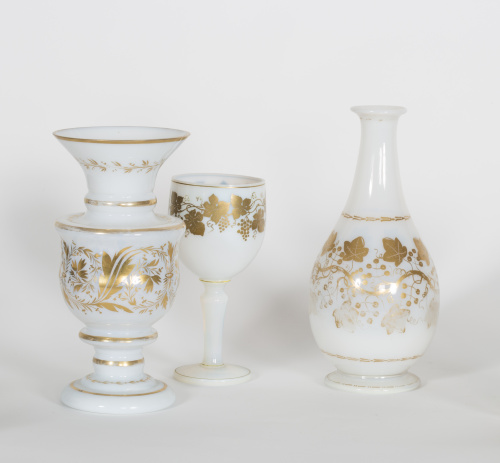 Juego de tres opalinas francesas parcialmente doradas, S. X