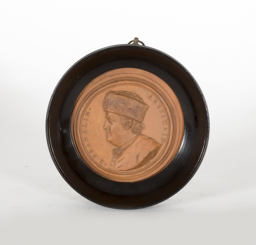 Medallón de Benjamin Franklin como doctor en terracota. 177