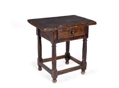 Bufetillo de estrado en madera de nogal.Castilla, S. XVI