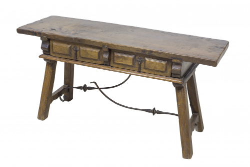 Mesa baja en madera de nogal.  Dos cajones divididos por mé