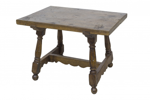Pequeña mesa de estrado en madera de nogal las patas acanal