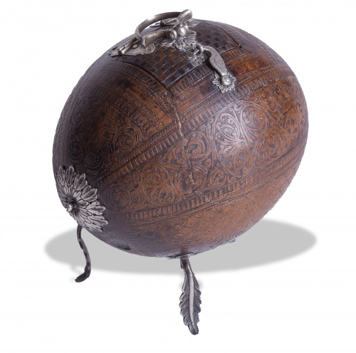 Nuez de morro tallada y monturas de plata en su color, fund