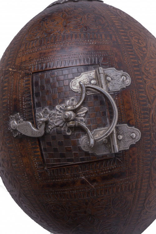 Nuez de morro tallada y monturas de plata en su color, fund