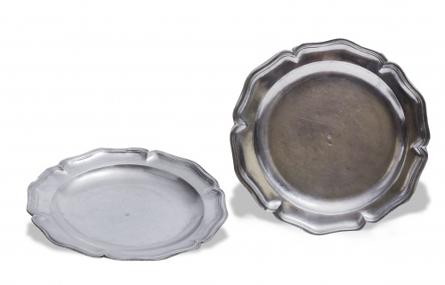 Pareja de platos ingleteados Carlos III en plata española p