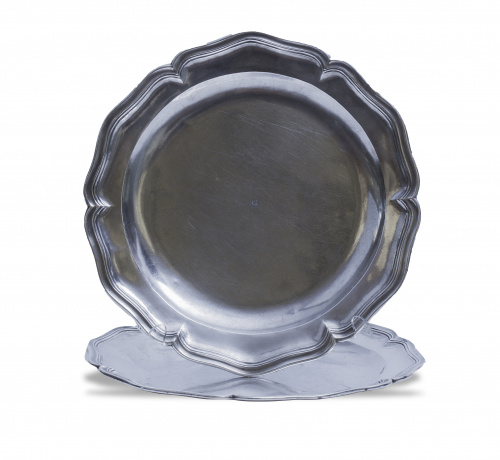 Pareja de platos ingleteados Carlos III en plata española p