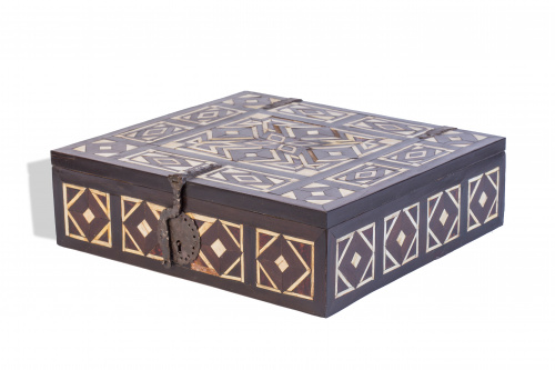 Caja mejicana con decoración geométrica en carey, hueso y p