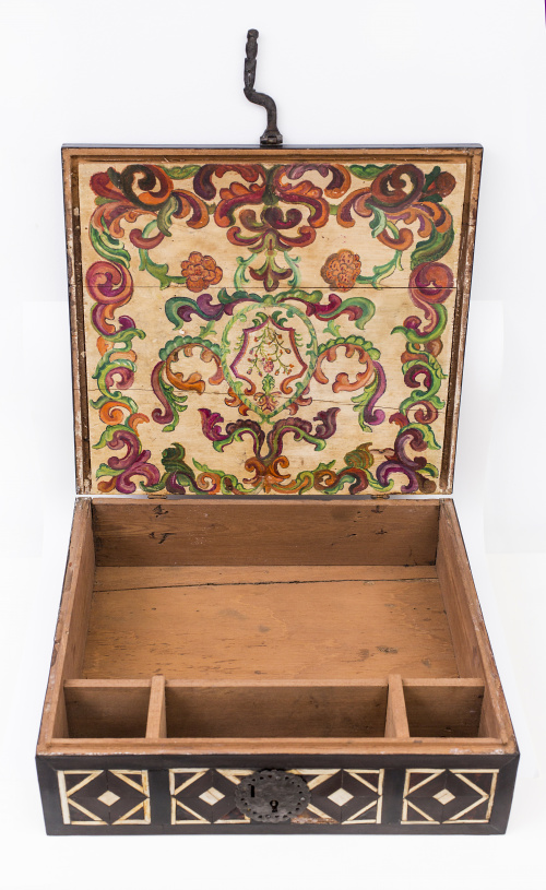 Caja mejicana con decoración geométrica en carey, hueso y p