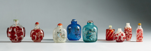 Cuatro “snuff bottles” en cristal rubí tallado. Dinastia Q