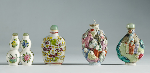 Pareja de “snuff bottles” de porcelana esmaltada “familia r