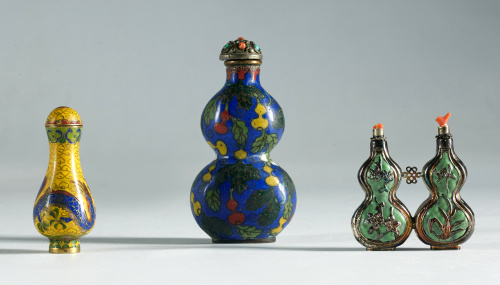 Tres “snuff bottles” en esmalte cloissoné, uno de doble  ca