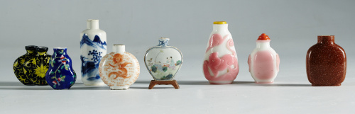 Cinco “snuff bottles” en porcelana esmaltada.Trabajo chino
