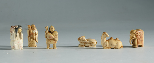 Tres netsukes dos elefantes y un camello en marfil tallado.
