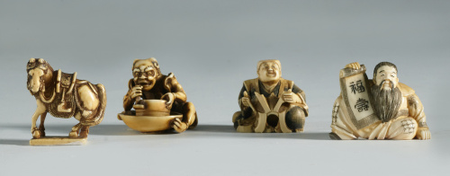 Dos netuskes, uno con pergamino en marfil talladoTrabajo c