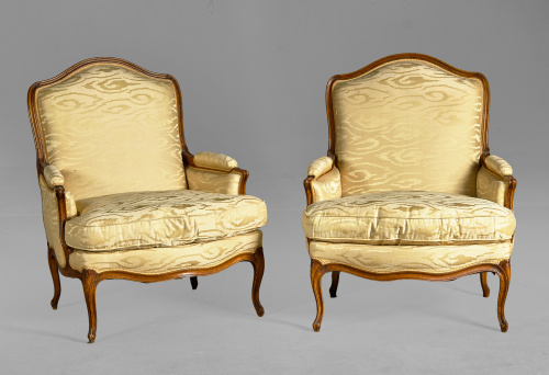 Pareja de butacas Luis XV en madera de haya teñida, moldada