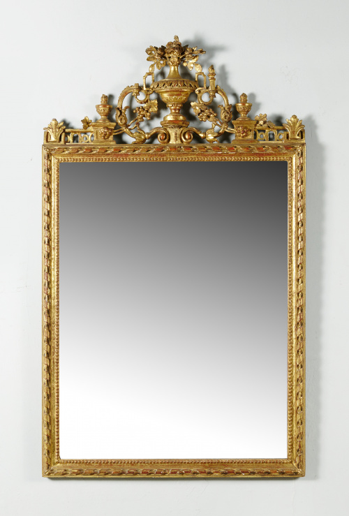 Espejo de madera tallada, estucada y dorada, copete rematad