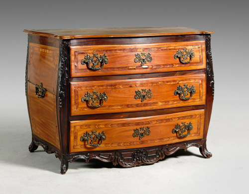 Cómoda Don José de madera tallada con marquetería de “espin