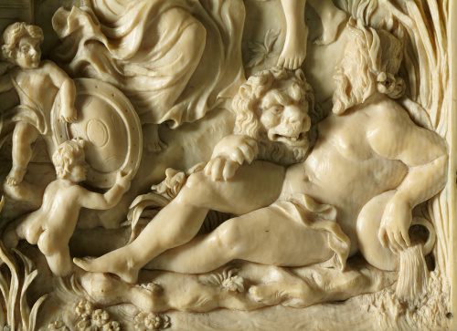 Dos placas de marfil tallado.Alegoría del matrimonio de He