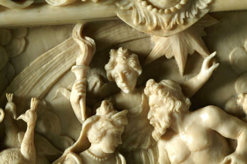 Dos placas de marfil tallado.Alegoría del matrimonio de He