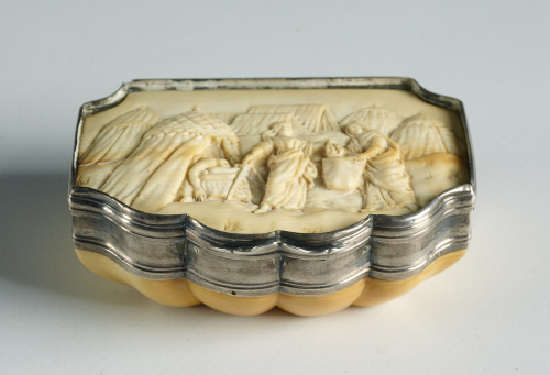 Caja en marfil tallado decorado en relieve con la escena de