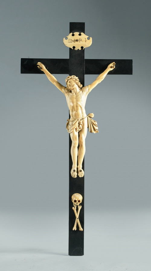 “Cristo Expirante” en marfil tallado.Escuela española,S. X