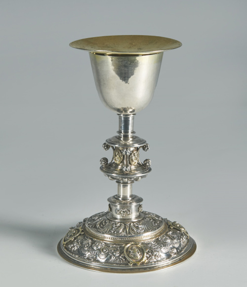 Cáliz Felipe III y su patena en plata moldeada, repujada co