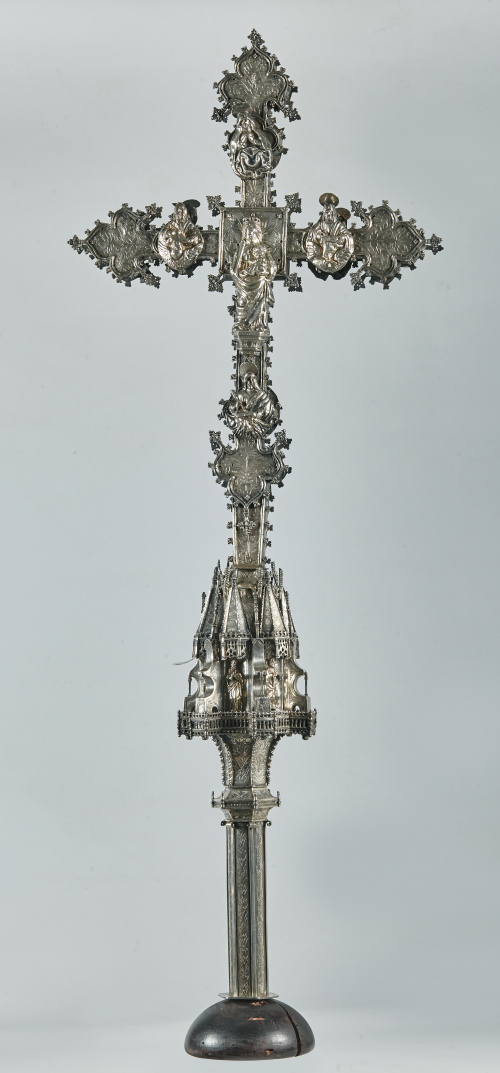 Importante cruz procesional gótica, época Reyes Católicos, 