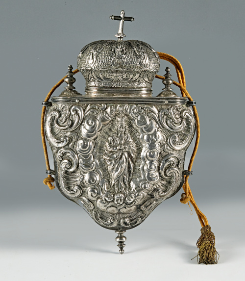 Importante portaviático en plata española repujada y punzon