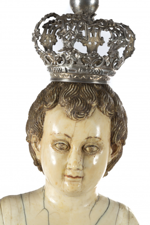 Niño Jesús Salvador del Mundo, en marfil tallado con corona