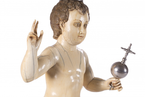 Niño Jesús Salvador del Mundo, en marfil tallado con corona