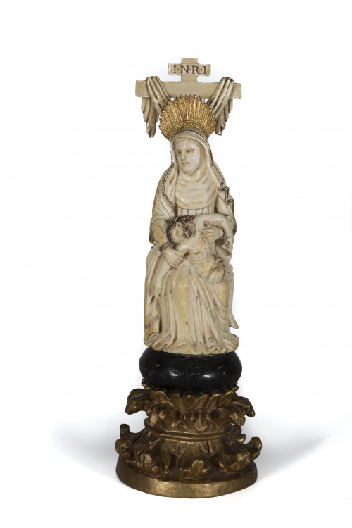 “Piedad” escultura exenta en marfil tallado, dorado y polic