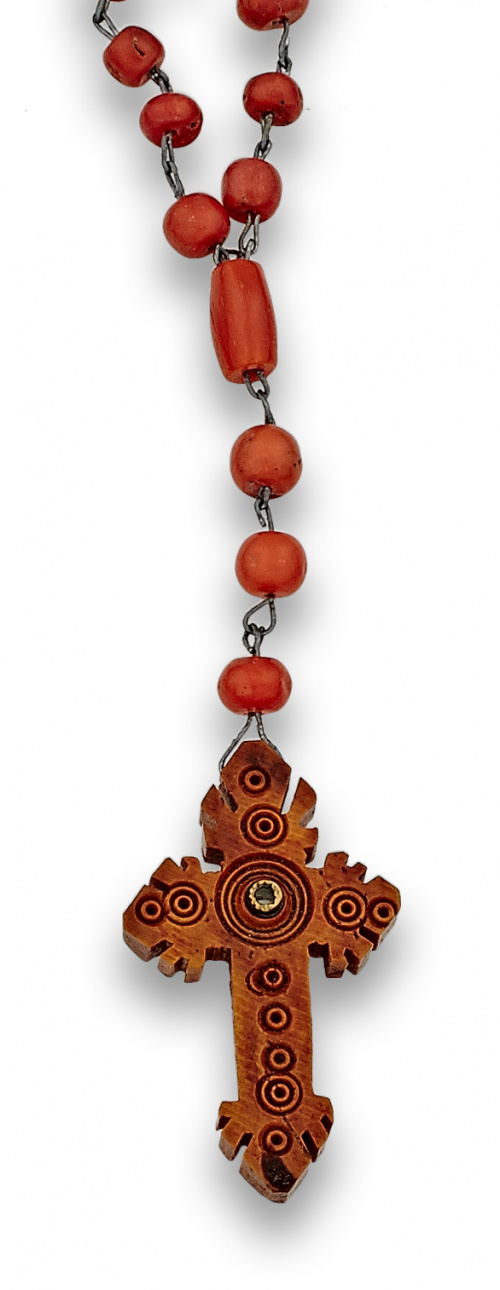 Rosario s.XIX  con cuentas de coral y cruz en madera tallad