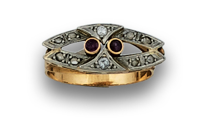 Sortija Art-Decó con diamantes en forma ojival y dos rubíes