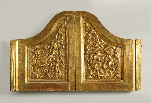 Puertas de madera tallada, estucada y dorada con decoración