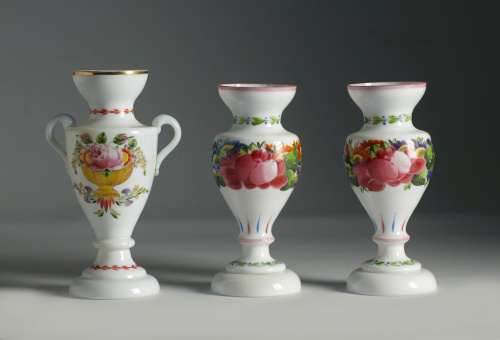 Pareja de floreros de opalina esmaltada con motivos florale