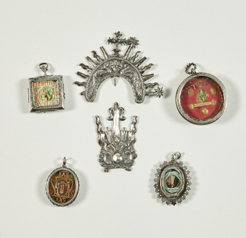 Relicario con marco de plata con decoración grabada en “zig