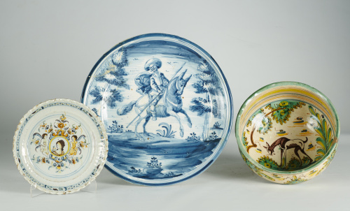 Plato de cerámica esmaltada con decoración policroma.Trian
