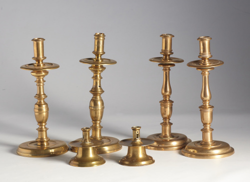 Dos candeleros de bronce.Castilla, S. XVII