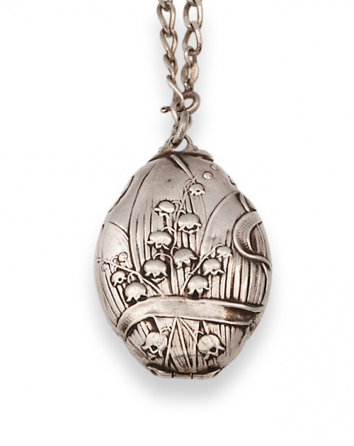 Colgante guadapelo oval Art Nouveau en plata con decoración