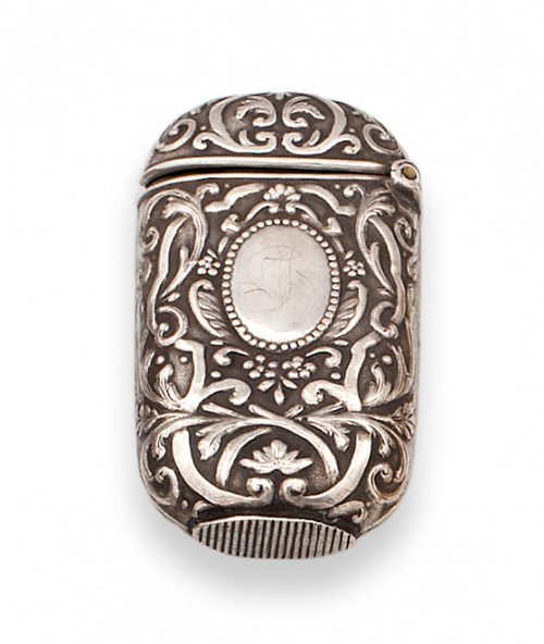 Cerillero plata de pp.s. XX, con decoración de flores y car