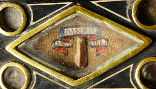 Base relicario época Felipe III de madera chapeada de ébano