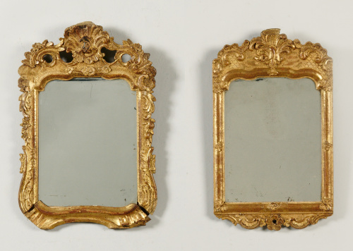 Dos espejos de madera tallada, estucada y dorada.Trabajo f